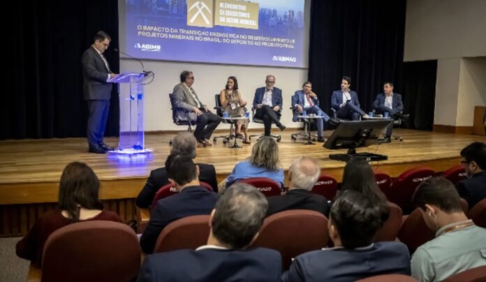Screenshot ADIMB promove o 10º Encontro de Executivos do Setor Mineral em Brasília, abordando temas como o impacto do novo cenário geopolítico, avanços regulatórios e estratégias de investimento para a mineração brasileira.