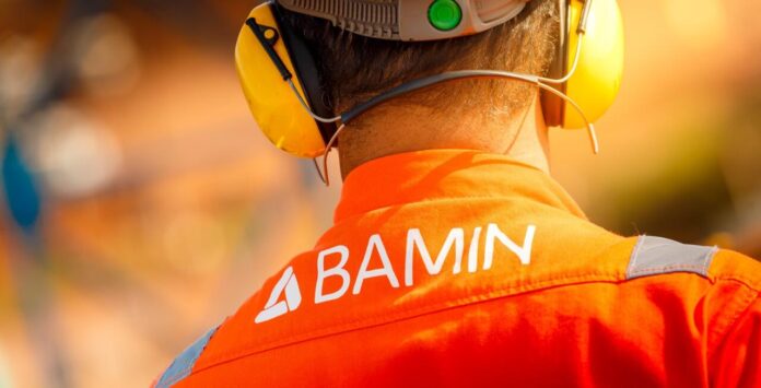 A Bamin Mineração registrou um prejuízo de R$ 3,8 bilhões em 2024, com incertezas sobre sua continuidade. A empresa depende da entrada de novos investidores para seguir com seus projetos