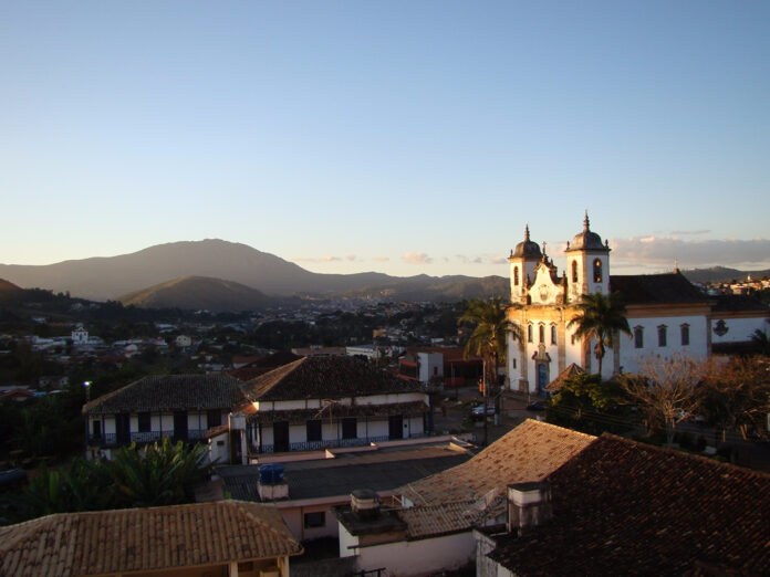 caete O Ministério Público de Minas Gerais ingressou com ação contra o município de Caeté para impedir a emissão de atestados a empreendimentos poluidores, destacando riscos à água, mobilidade urbana e patrimônio geológico