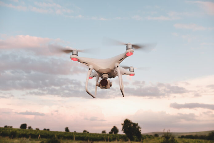 Justiça de Goiás proíbe mineradora de realizar pesquisa em propriedade rural sem autorização judicial com o uso de drone, destacando a importância do respeito aos direitos do proprietário e à legislação mineral
