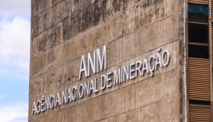 A criação de um novo departamento dentro da ANM para minerais estratégicos é importante, mas a falta de recursos e estrutura coloca em risco a fiscalização de royalties minerais e pode resultar em perdas de R$ 5 bilhões por ano.
