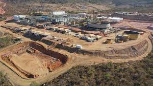 Aura Minerals conclui aquisição de US$ 76 milhões da Mineração Serra Grande em Goiás, e planeja aumentar a produção de ouro. A transação marca um passo estratégico da companhia