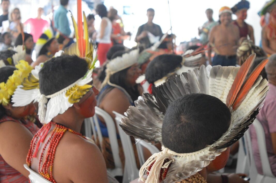 indigenous-956438_1280 A Agência Nacional de Mineração suspende títulos minerários sobre terras indígenas em processo de demarcação. Medida visa garantir os direitos originários e proíbe novos registros