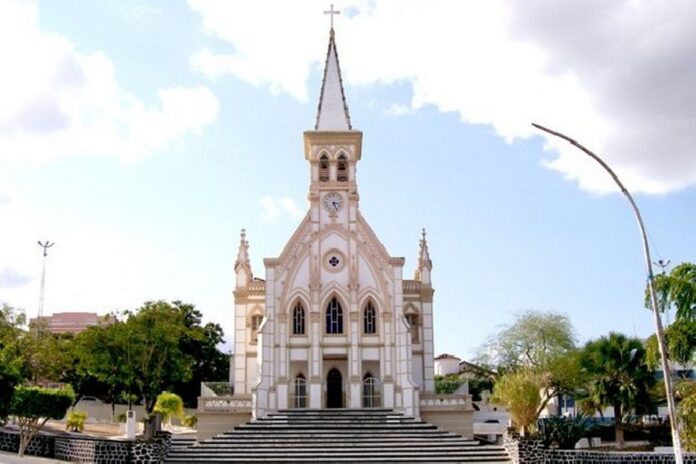 Jequié, na Bahia, se torna um polo estratégico para a mineração de terras raras, atraindo investimentos internacionais e projetando o Brasil como líder no fornecimento de minerais essenciais para tecnologias de ponta