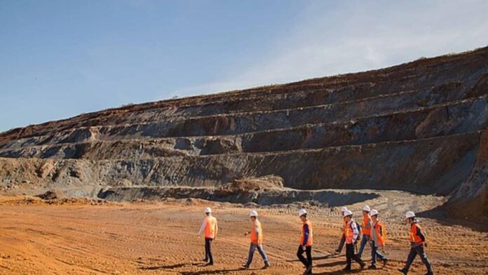 O grupo português Mota-Engil negocia a compra da Bahia Mineração (Bamin), com foco na Ferrovia de Integração Oeste-Leste e Porto Sul, ativos também de interesse da Vale e BNDES