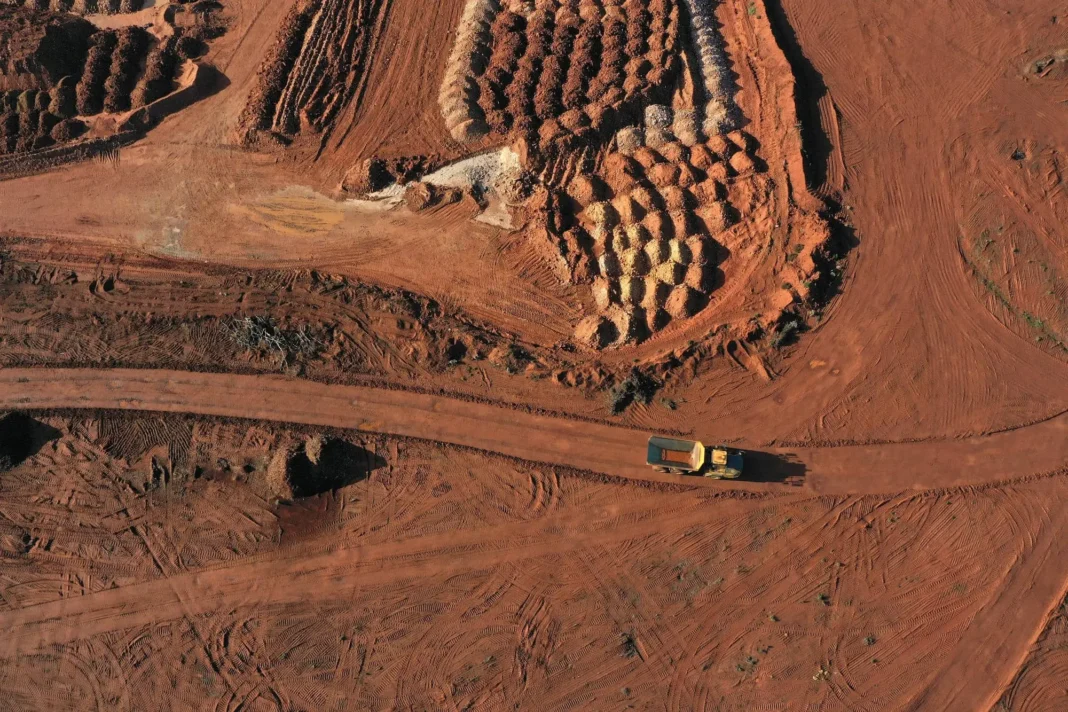 Serra Verde e Aclara recebem financiamentos do DFC dos EUA para expandir a mineração de terras raras no Brasil, reduzindo a dependência da China e impulsionando a cadeia de suprimentos globais