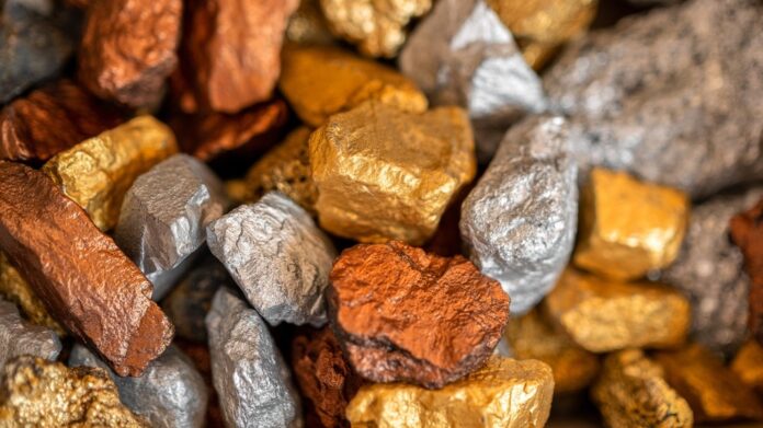 shutterstock_WsajPcX Mineradora BBX do Brasil inicia licenciamento para exportar terras raras no Amazonas com investimento de R$ 200 milhões, com operação prevista para 2027 e negociações com compradores internacionais.