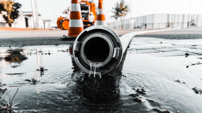 Vale é multada em R$ 445 mil por infração ambiental em Itabira, após descarte irregular de efluentes da usina de Cauê para a rede pluvial. SEMAPA acompanha o caso
