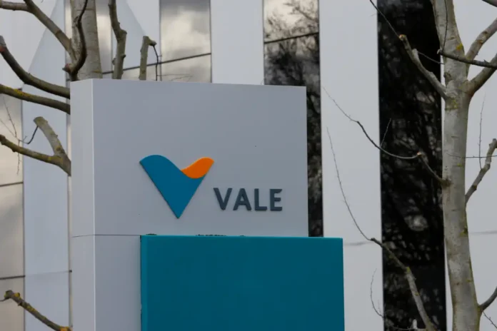 A Vale realizou um depósito judicial de R$234 milhões para o Novo Auxílio Emergencial, destinado às vítimas de barragens, e a FGV aguarda a liberação dos valores para efetuar o pagamento. A mineradora ainda pode recorrer da decisão