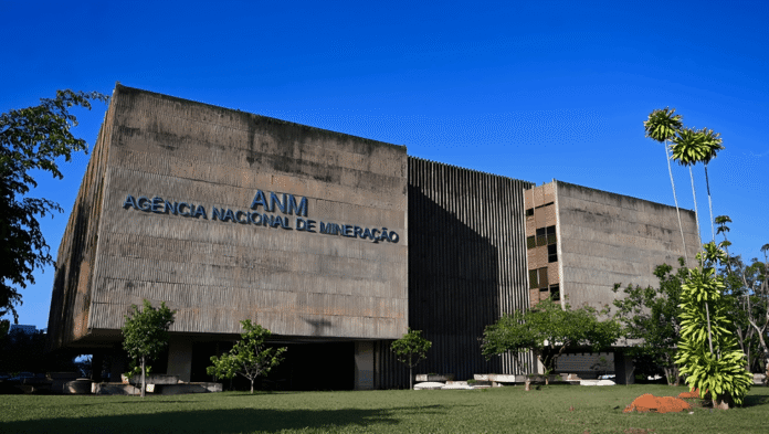 ANM Polícia Federal realiza operação contra fraudes em leilões da ANM, cumprindo mandados em Goiás, Minas Gerais, Pará e Distrito Federal.