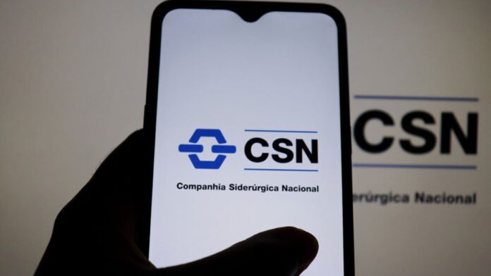 A CSN avalia vender parte de sua siderurgia para levantar entre R$ 15 bilhões e R$ 18 bilhões, focando em mineração e negócios essenciais para sua reestruturação financeira