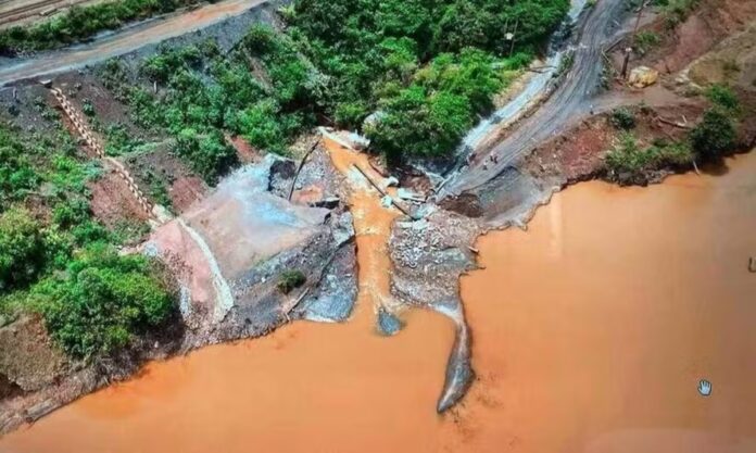 Dique da Vale entre Congonhas e Ouro Preto se rompe - Foto Reprodução AMIG Brasil cobra respostas da Vale sobre os incidentes ambientais em Minas Gerais. Exigências incluem relatórios detalhados, planos de ação e reparação pelos danos causados aos rios e comunidades locais.