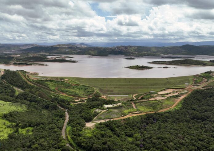 O Tribunal de Contas de Minas Gerais suspendeu o licenciamento da barragem da Anglo American, após alerta de riscos para comunidades locais, incluindo o Quilombo do Arrudas. Entenda o impacto dessa decisão