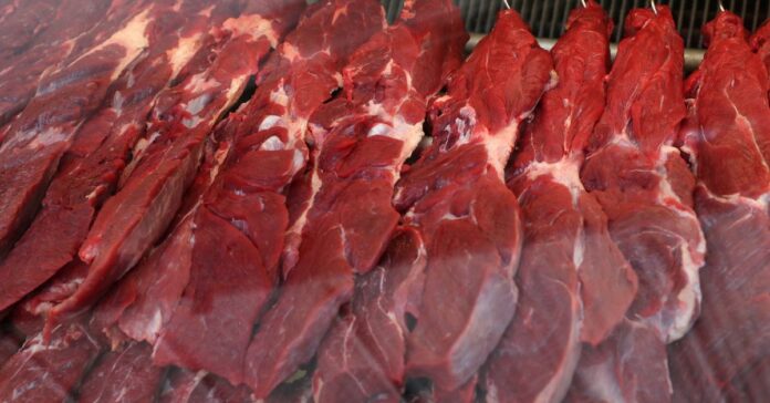 Carne bovina e suína Reuters - 1 Sinduscarne-MG aponta riscos para frigoríficos e produtores, mas efeitos devem ser sentidos apenas no segundo semestre