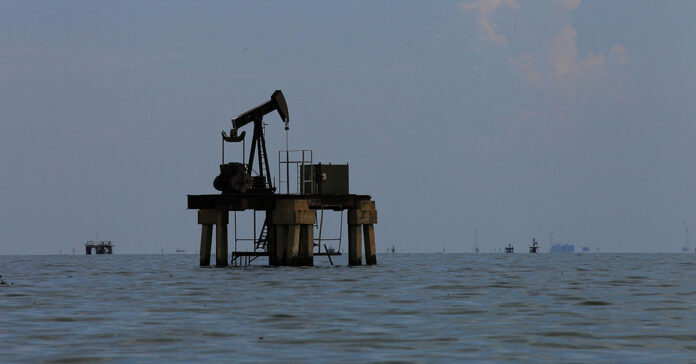 Mini resumo (menor): Os preços do petróleo subiram cerca de US$ 1 por barril, refletindo a reação do mercado às incertezas sobre os fluxos de petróleo da Venezuela após a captura de Nicolás Maduro pelos Estados Unidos.
