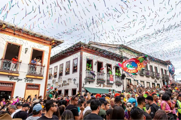 Além dos shows, o Carnaval contará com blocos tradicionais, cortejos culturais e manifestações populares, mantendo viva a tradição que faz de Diamantina um dos carnavais mais autênticos do Brasil.