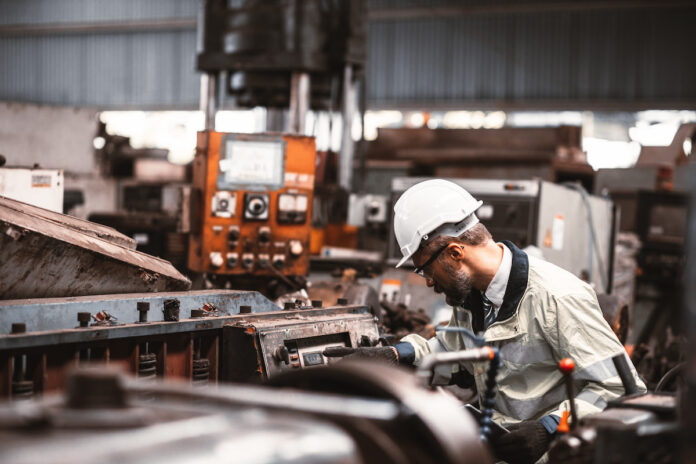 Minas Gerais registra alta de 5,1% na produção industrial em novembro, puxada pelo extrativo, em contraste com o recuo nacional de 1,2%