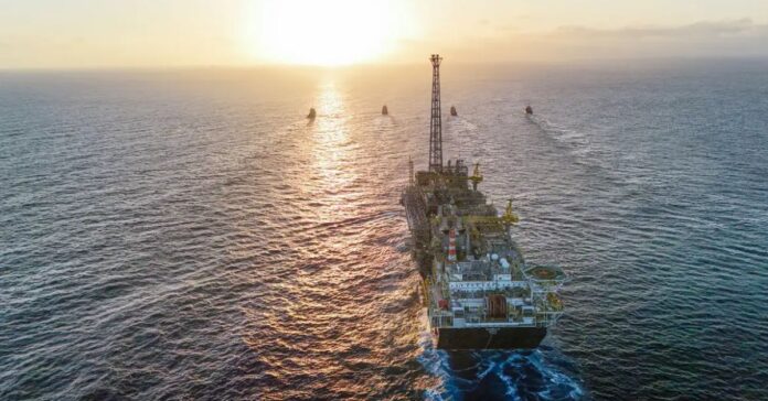 Petrobras anunciou ainda que atingiu 1 milhão de barris de óleo por dia de produção operada, no campo de Búzios, com apenas seis plataformas, o que demonstra a produtividade elevada dos poços desse campo.