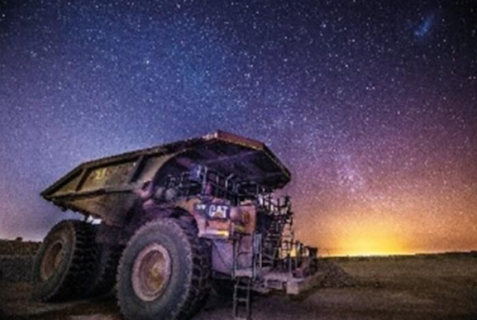 BHP alcançou um marco importante na mineração ao tornar Escondida Norte uma mina 100% autônoma, com caminhões e perfuratrizes operando em toda a área. Hoje, cerca de 30% da produção total de Escondida já vem dessa zona, com mais de 350 mil toneladas movimentadas diariamente.
