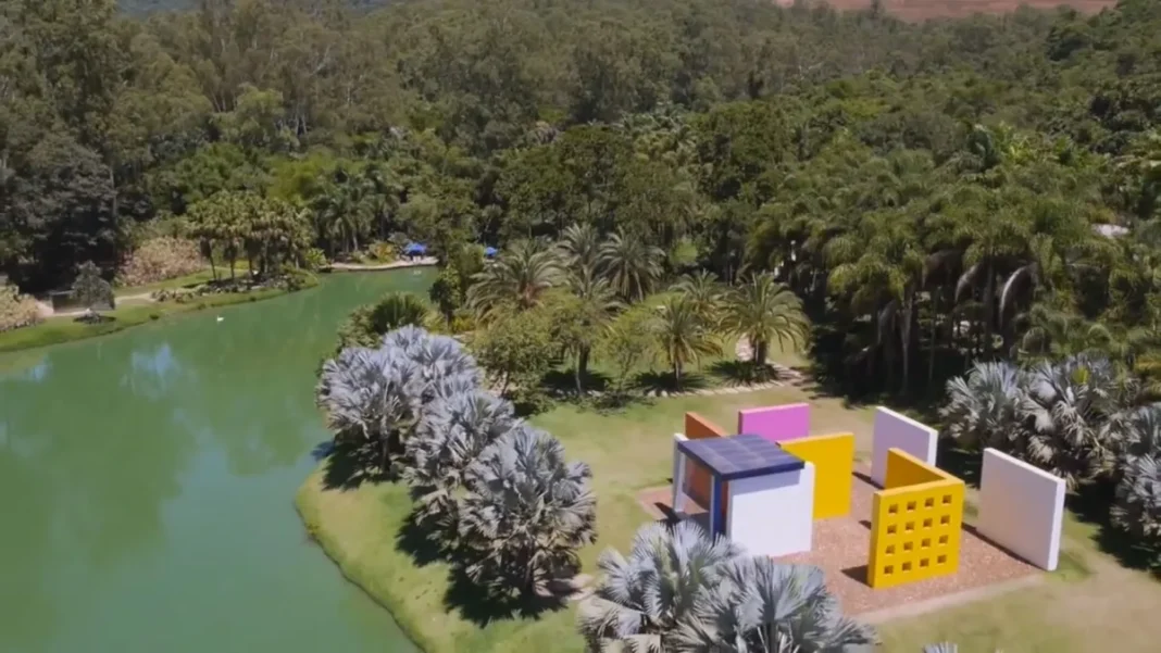Inhotim, em Brumadinho (MG), foi incluído na lista dos 52 destinos imperdíveis do The New York Times para 2026. O museu celebra seus 20 anos com novas obras e uma programação especial, consolidando-se como um dos maiores centros de arte contemporânea do Brasil