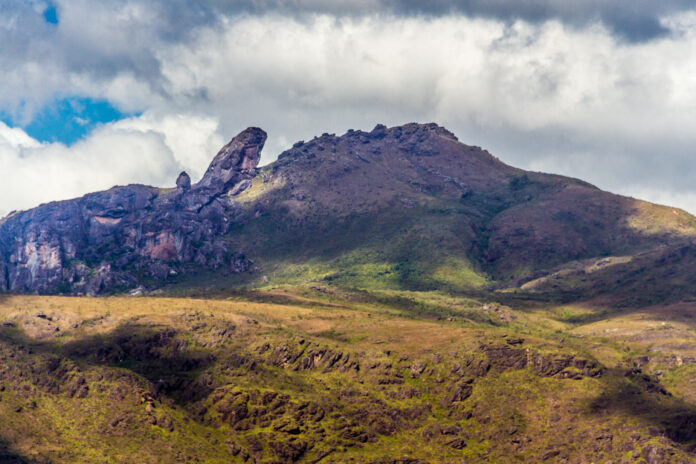 Itacolomi_sob_nuvens O Parque Estadual do Itacolomi será reaberto em fevereiro de 2026, trazendo melhorias como o Roteiro do Chá, bikepark e novas estruturas para fortalecer a conservação ambiental e o turismo sustentável.