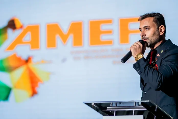 Posse-de-Augusto-Henrique-na-Amepi Prefeito Augusto Henrique da Silva, de Rio Piracicaba, sinaliza interesse em se candidatar a deputado federal nas próximas eleições, destacando sua trajetória política e a defesa de demandas regionais, como a BR-381 e a mineração