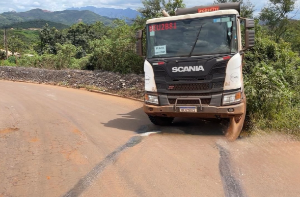 Sem título Caminhão a serviço da Flapa Mineração quase atinge residência na Via do Minério, no bairro Castro, em Minas Gerais. Moradores pedem medidas de segurança após o segundo incidente em menos de 15 dias