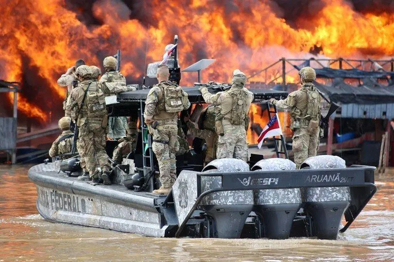 A Polícia Federal provocou um prejuízo de R$ 1,4 bilhão ao garimpo ilegal no Amazonas em 2025, com a inutilização de mais de 375 dragas e balsas. As operações de combate impactaram diretamente a exploração irregular de ouro