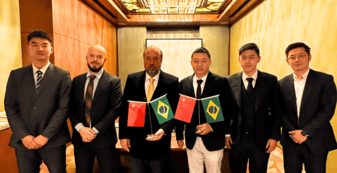 b6578431-b4a7-4754-9a31-25a37cd846ae O ministro Alexandre Silveira reforçou, em sua visita à China, parcerias estratégicas para a transição energética do Brasil e o desenvolvimento da cadeia de minerais críticos, como lítio e terras raras