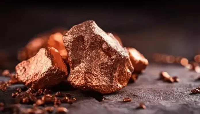 cobre O mercado global de cobre enfrenta um aperto estrutural impulsionado por subinvestimentos e megatendências, com escassez crescente e aumento de preços. O cobre se torna cada vez mais estratégico para o futuro da eletrificação e transição energética
