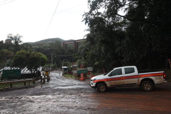 extravasamento Governo de Minas só se pronunciou dois dias após extravasamento de rejeitos da Vale entre Congonhas e Ouro Preto, que causou danos ambientais e levantou críticas sobre a demora na resposta oficial