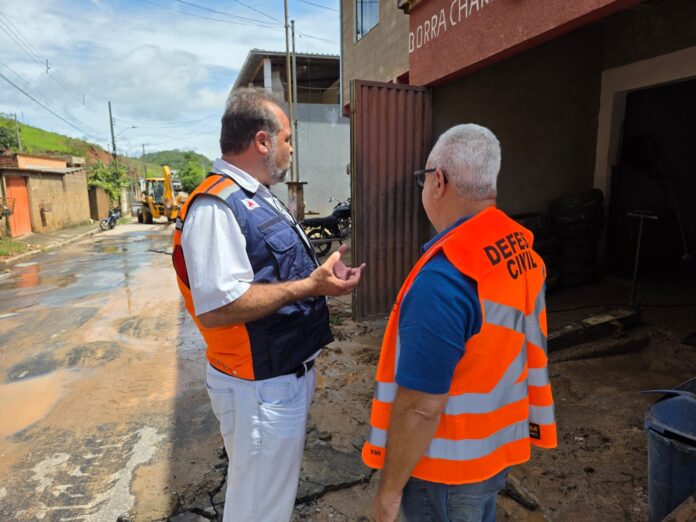 Defesa Civil de Itabira emite alerta severo para chuvas intensas com risco de deslizamentos. Mais de 100mm foram registrados nos últimos dias e o risco de alagamentos é alto