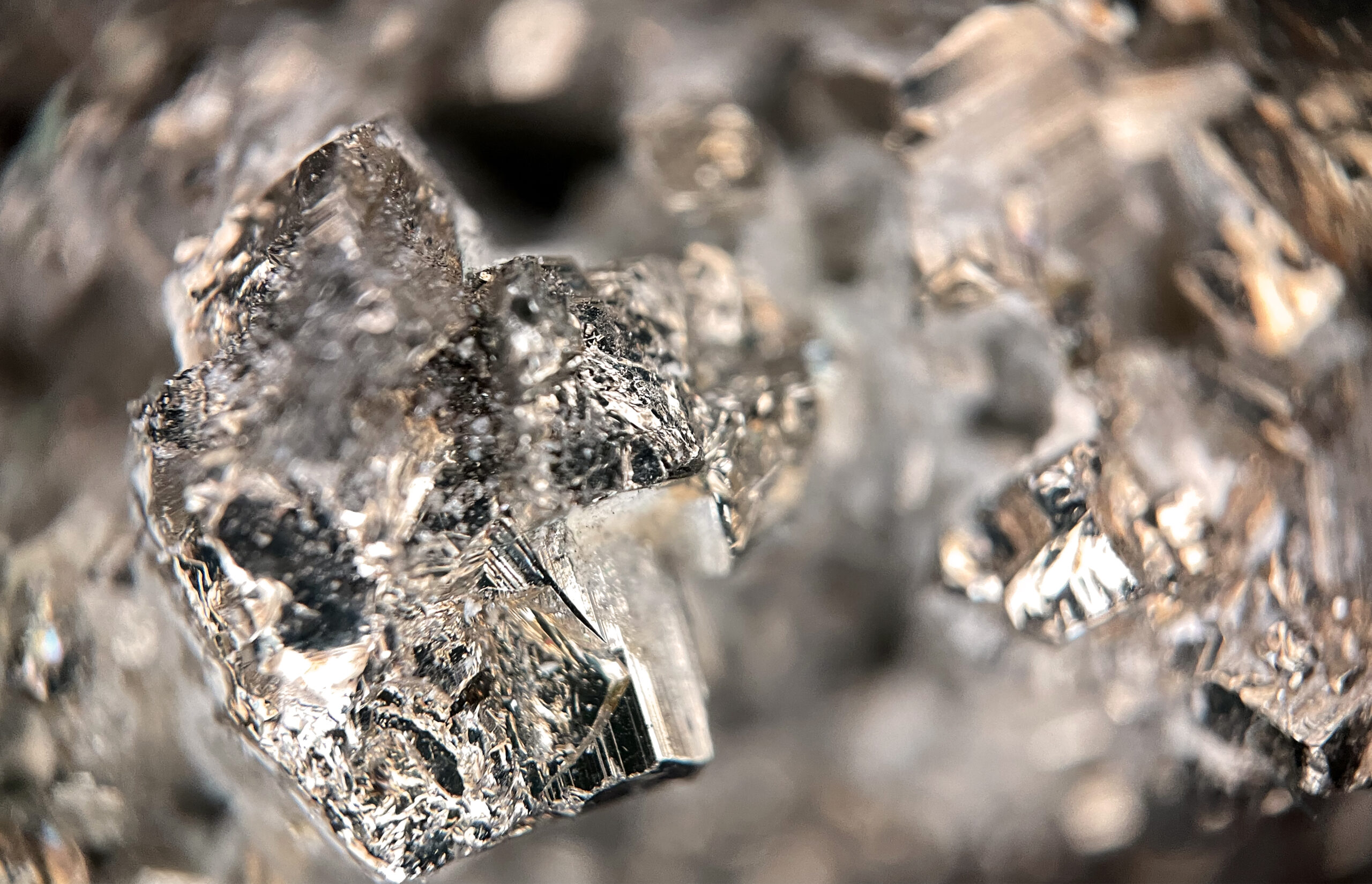 fotografia-macro-de-pedras-preciosas O níquel, mineral esquecido, pode trazer bons resultados para a Vale (VALE3), com possível alta de 20% nas ações e crescimento do Ebitda em 8%. Descubra como esse metal pode impulsionar a mineradora.