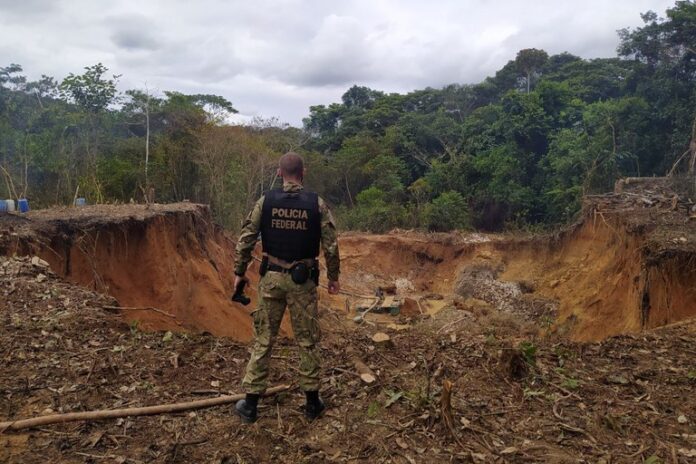 Garimpo ilegal e facção criminosa ameaçam indígenas e servidores da Funai em Mato Grosso, enquanto o governo Lula não apresenta um plano definitivo para resolver a crise. Entenda a situação