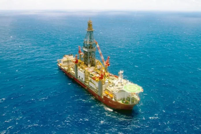 A Petrobras confirmou um vazamento durante perfuração a 175 km do Amapá. A empresa paralisou as atividades no local, mas garante que não há risco ambiental ou à segurança