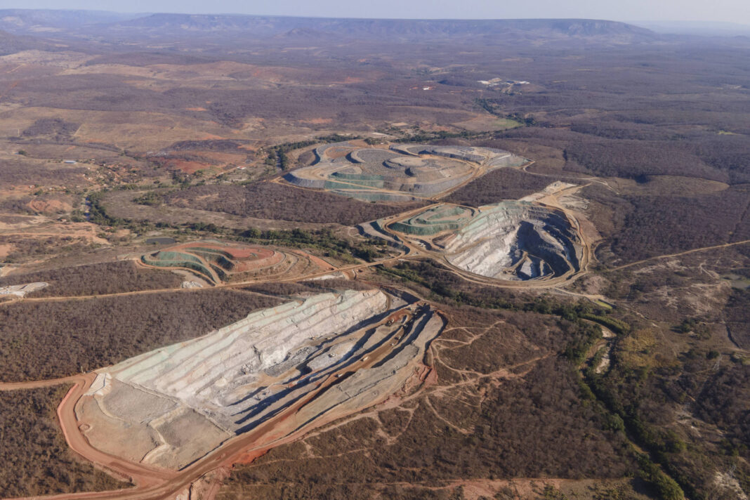 pilhas de rejeitos da Sigma Lithium MTE mantém interdição de pilhas da Sigma Lithium em Minas Gerais por falhas na segurança das estruturas e riscos à comunidade. Empresa precisa atender exigências para reavaliação técnica.