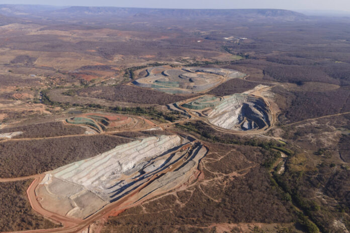 MTE mantém interdição de pilhas da Sigma Lithium em Minas Gerais por falhas na segurança das estruturas e riscos à comunidade. Empresa precisa atender exigências para reavaliação técnica.