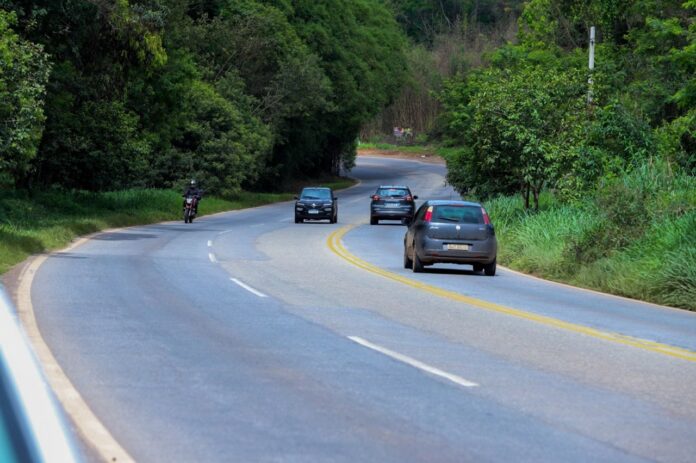 política-br-356-romeu_zema-acordo_de_mariana-1732652228 O governo de Minas Gerais assina contrato de concessão da BR-356 com R$ 5 bilhões em investimentos. O consórcio Rota da Liberdade será responsável por duplicação, melhorias e implementação de pedágio após intervenções