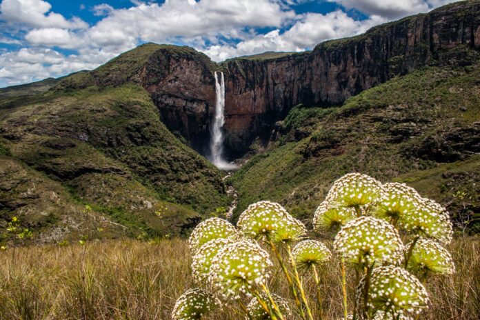 serra-do-espinhaço Estudo alerta para os impactos da mineração de quartzito na Reserva da Biosfera da Serra do Espinhaço, onde a extração interfere diretamente nos principais corredores turísticos, colocando em risco o ecoturismo e a preservação ambiental