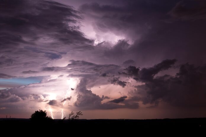 thunderstorm-3153623_1280 ANM emite alerta sobre temporais em várias regiões do Brasil e orienta empresas mineradoras sobre medidas preventivas para evitar danos às operações