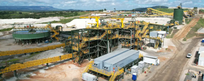 O Brasil enfrenta um dilema crucial sobre sua estratégia para os minerais críticos. A disputa global por terras raras exige uma escolha entre industrialização ou exportação. O que o futuro reserva para o país?
