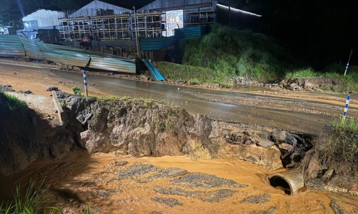 A Vale emitiu uma nota sobre os extravasamentos de água em Congonhas e Ouro Preto, afirmando que não há relação com barragens e que o incidente foi controlado sem vítimas ou impactos nas comunidades