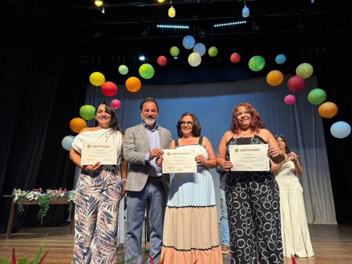 1421b130-efbc-409e-982f-d338b3db0e76 Imagem: E. M. Américo Giannetti – diretora, Marisa Pereira; prefeito Marco Antônio Lage e as vice Rafaela Pena e Ednéa Soares