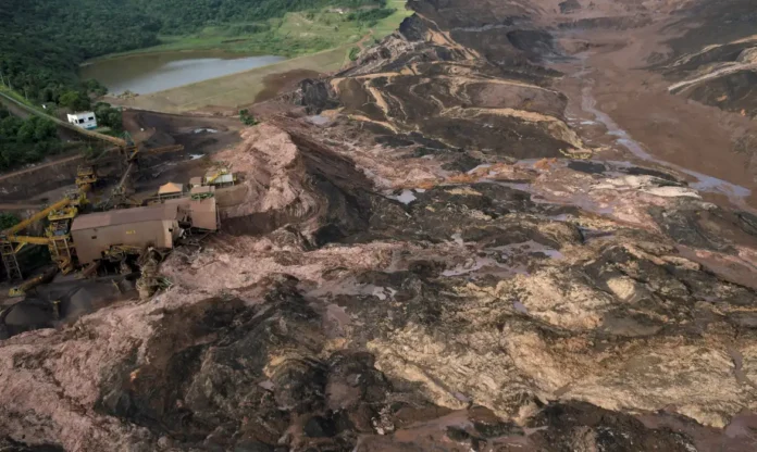 Começa nova fase judicial sobre o desastre de Brumadinho. Com 17 réus e 76 audiências previstas, a Justiça busca apurar responsabilidades pelo rompimento da barragem da Vale, que deixou 272 mortos.