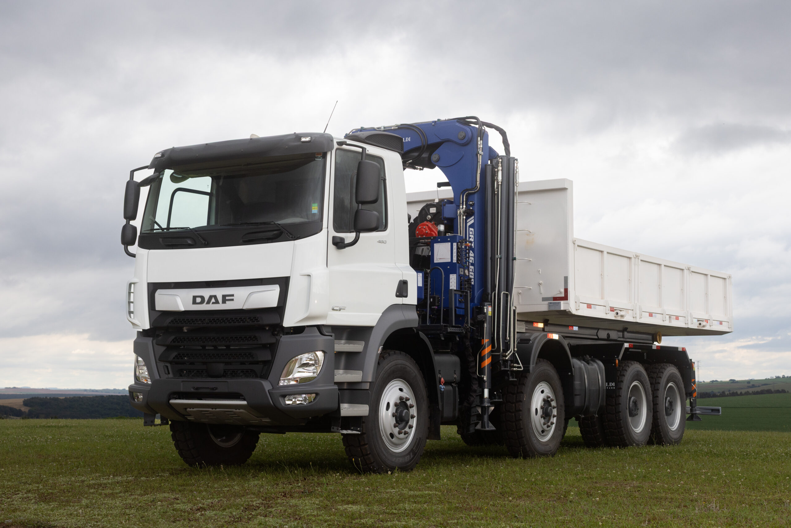 DAF CF Mineração - Suriname DAF Caminhões Brasil personaliza modelo CF Mineração para uma operação de extração de ouro no Suriname, com guindaste articulado e plataforma roll-on/roll-off, trazendo inovação e versatilidade para o setor.