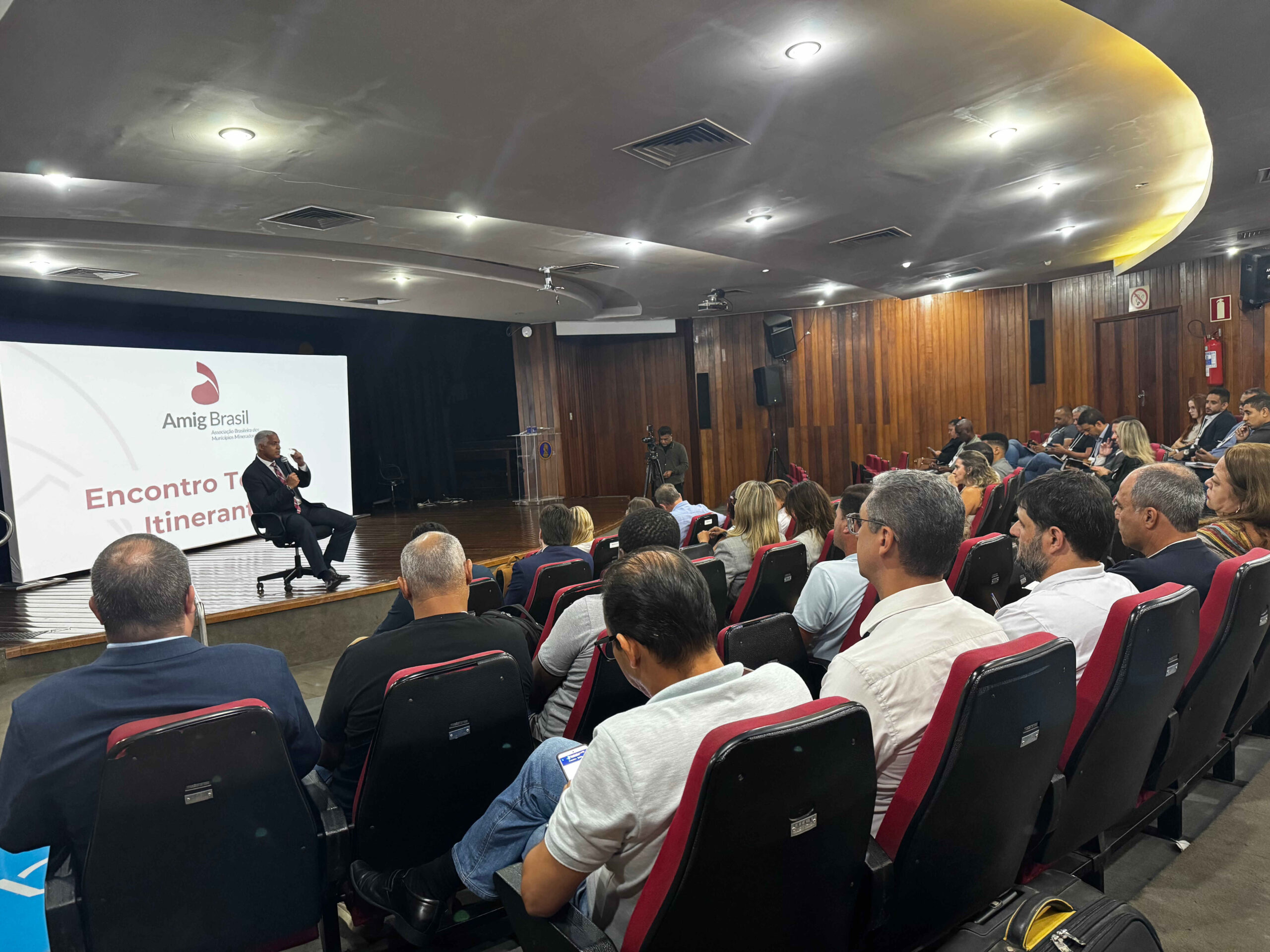 O 1º Encontro Técnico Itinerante da AMIG Brasil discute a aplicação da CFEM e as novas regras do TCE-MG, abordando desafios e estratégias para os municípios mineradores.