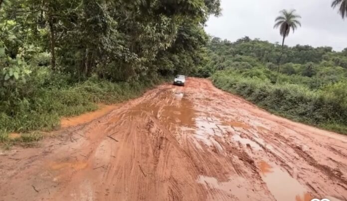 Vídeos mostram trecho da MG-229 entre Senhora do Porto e Dom Joaquim tomado por lama e crateras; situação afeta motoristas, impacta ligação entre polos minerários e reacende cobrança por pavimentação.