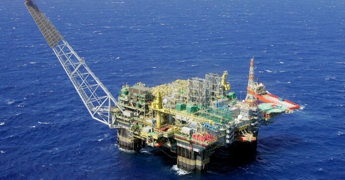 Produção recorde impulsionada pelo pré-sal garante maior volume da história e fortalece exportações da Petrobras em 2025.
