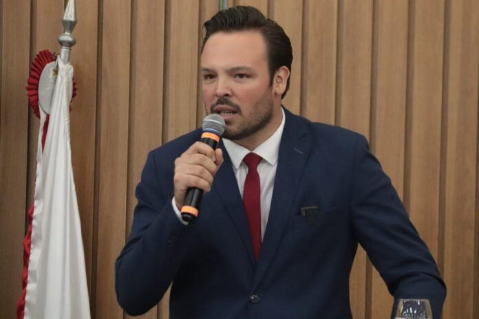 Vereador Gabriel Quintão de Itabira se licencia para assumir secretaria em São Gonçalo, abre mão de remuneração e passa a vaga para suplente Lico do Carmo