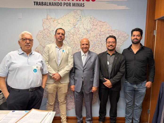 Durante a visita, o presidente da ASSEMG entregou pessoalmente ao parlamentar um ofício técnico contendo uma série de reivindicações e apontamentos sobre falhas estruturais, operacionais e jurídicas do sistema